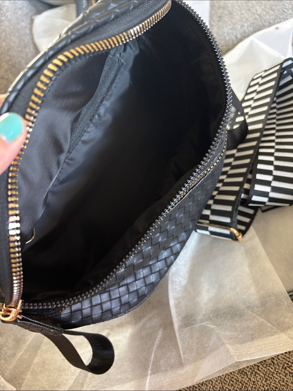 EMMAFY Black Woven Leather Crossbody Bag with Striped Strap - Picture 4 of 6